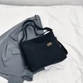 Vielseitige schwarze Cord-Tragetasche mit verstellbarem Gurt und modischem Lederaufnäher - Schwarz