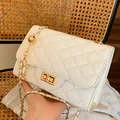 Weiße Stepptasche mit goldener Kette und dekorativem Kugeldetail für Damen - Groß / Gebrochenes Weiß