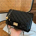 Gesteppte schwarze Umhängetasche mit goldener Kette und dekorativer Kugel - Groß / Schwarz