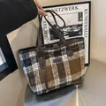 Vintage bruine geruite wollen draagtas met leren riemen en klassieke modepatch - Bruin