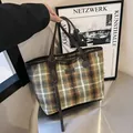 Vintage wollen draagtas met groen ruitpatroon, leren handgrepen en mode-label - Groen