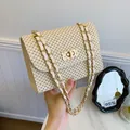 Beige Stroh-Umhängetasche mit goldener Kette und gewebtem Metallverschluss für Damen - Gebrochenes Weiß