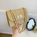 Beige Stroh-Umhängetasche mit goldener Kette und strukturiertem Drehverschluss - Khaki