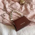 Sac bandoulière carré marron foncé avec chaîne en perles et cœurs argentés - Marron