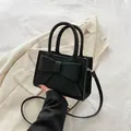 Schwarze Umhängetasche mit Webstruktur und großer 3D-Schleife für Damenmode - Schwarz