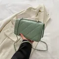 Sac bandoulière vert clair matelassé à losanges avec chaîne en métal argenté chic - Vert