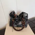 Retro zwarte schoudertas met zilveren vlinder jacquard en houten kralen handvatten - Zilver