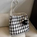 Klassische Shopper-Tasche für Damen mit Hahnentritt-Muster und Plüsch-Anhänger - Weiß (Mit Russmännchen Anhänger)