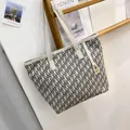 Grande borsa tote in tela crema con motivo jacquard grigio e ciondolo a lettera R - Grigio chiaro
