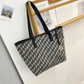Borsa tote in tela con motivo a lettere R bianco e nero e ciondolo dorato - Nero