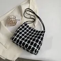 Klassische schwarz-weiße karierte Tragetasche aus Tweed für einen stilvollen Pendler-Look - Schwarz (Ohne Anhänger)