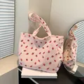 Rosafarbene Cord-Einkaufstasche mit Erdbeerdruck und großen Schultergurten für Damen - Rosa