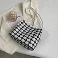 Schultertasche aus Tweed mit schwarz-weißem Karomuster und dünnem weißem Trageriemen - Weiß (Ohne Anhänger)