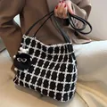 Schachbrett-Einkaufstasche in Schwarz-Weiß mit süßem Plüsch-Anhänger-Accessoire - Schwarz (Mit Russmännchen Anhänger)