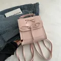 Kompakter hellrosa Kunstleder-Rucksack mit dekorativer Schleife und dünnen Trägern - Rosa