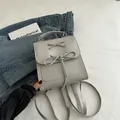 Eleganter hellgrauer Mini-Rucksack mit Schleifendetail und verstellbaren Trägern aus Mattleder - Grau
