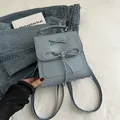 Hellblauer kleiner Damen-Rucksack aus Kunstleder mit Schleifen-Detail und Riemen - Blau