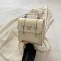 Mochila para mujer color crema con detalle de mariposa plateada y correas decorativas - Blanco Roto