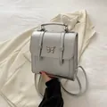 Mochila de cuero PU plateado brillante con hebilla de mariposa y correas versátiles - Plateado