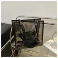 Dettaglio della borsa tote in PVC nero trasparente con motivo a orso e pochette interna - Nero Trasparente