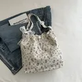Sac bandoulière fleuri en tissu gaufré blanc crème avec un grand nœud en dentelle - Blanc