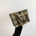 Große Shopper-Tasche aus grün-braunem Wollkaromuster mit Kette und Hirschanhänger - Grün