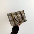 Große Winter-Tote-Bag mit Karomuster, Wolle, Goldkette und Hirsch-Anhänger - Grau