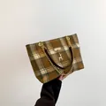 Große Winter-Tote-Bag aus Wolle mit Karomuster, goldenem Hirschanhänger und Kette - Braun