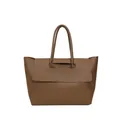 Bolso tote clásico de cuero mate marrón con solapa y diseño minimalista para llevar al hombro - Marrón