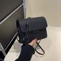 Borsa a tracolla nera minimalista con catena decorativa e tracolla regolabile in pelle - Nero