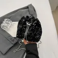 Sac seau à paillettes noires avec bandoulière chaîne et pompons en perles décoratifs - Noir