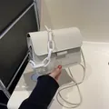 Borsa a tracolla bianca minimalista con catena decorativa a maglie larghe in plastica - Bianco