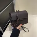 Borsa a tracolla marrone scuro minimalista con cinturino regolabile e catena - Marrone
