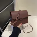 Borsa a tracolla vintage in pelle marrone con patta e catena decorativa spessa - Marrone