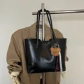 Sac fourre-tout minimaliste en cuir noir avec breloque ours et bandoulières fines - Avec Pendentif / Noir