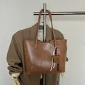 Grand sac cabas marron en similicuir texturé avec breloque d'ours en peluche décorative - Avec Pendentif / Kaki