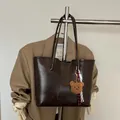 Grand sac cabas marron minimaliste avec pendentif ours et texture en similicuir vintage - Avec Pendentif / Marron