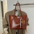 Sac fourre-tout marron rétro en cuir huilé avec charm ours et sangle tressée - Avec Pendentif / Marron