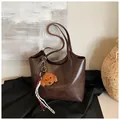 Dark brown retro tote bag in faux leather with teddy bear charm and shoulder straps - With Ornament / Brown