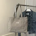 Modische hellgraue Cord-Einkaufstasche mit Vordertasche und gewebtem Logo-Etikett - Hellgrau