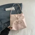 Elegante bolso de hombro rosa pálido con lazo y diseño de cordones cruzados para mujer - Rosa