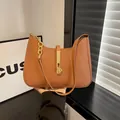 Sac hobo marron minimaliste avec fermoir doré et détails de chaîne épaisse - Marron Jaune