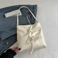 Bolso tipo cubo blanco crema con un nudo de lazo decorativo y correa fina al hombro - Blanco Roto