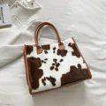 Borsa tote vintage in peluche con stampa mucca e manici in ecopelle marrone - Marrone Muccato