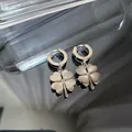 Boucles d'oreilles créoles avec trèfle en acier titane argenté poli pour femmes - Boucles d'Oreilles Motif Trèfle à Quatre Feuilles (5508) / Argent