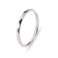 Minimalistischer geometrischer Ring in Silber mit Facettenschliff in Studioaufnahme - Größe 5 / Facettierter Diamantstil (D024) / Stahlfarben