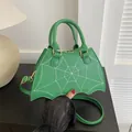 Sac à main vert en forme de chauve-souris en similicuir avec broderie toile d'araignée - Vert