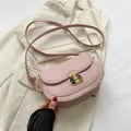 Rosafarbene Satteltasche mit Saffiano-Struktur, goldenem Drehverschluss und Riemen - Rosa