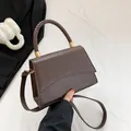 Sac bandoulière marron foncé minimaliste avec poignée tressée et fini mat - Marron