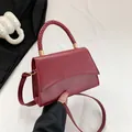 Sac à main bordeaux chic avec poignée tissée et bandoulière en cuir synthétique - Bordeaux